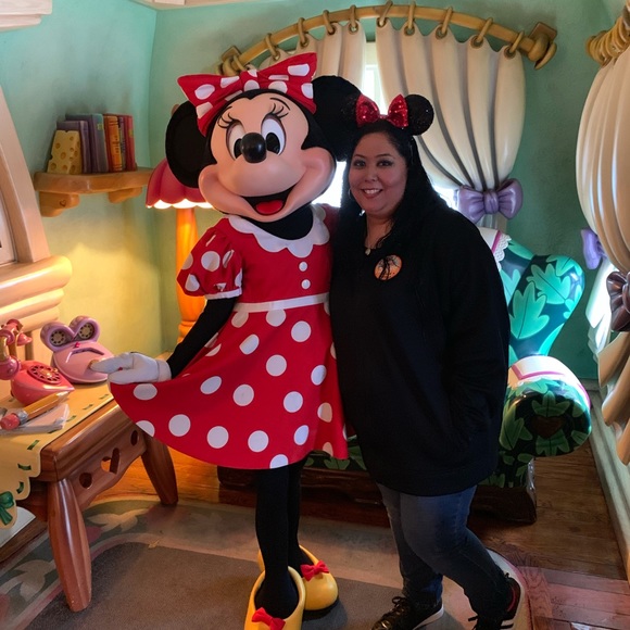 Meet your Posher, Nicole - Picture 1 of 1